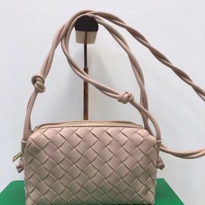 Petit sac à bandoulière carré haut de gamme pour femmes, sac à bandoulière à la mode, tridimensionnel et polyvalent, pour les déplacements des femmes, nouvelle collection