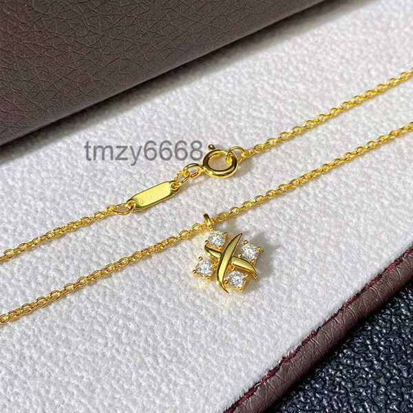 Nouveaux colliers de haute qualité familiale t pendentif croix en forme de X collier de diamant en or pour les femmes édition légère simple et petit quatre griffes 63E0