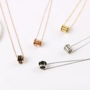 Nuevo diseñador de alta calidad Baoge Plating v Gold de oro de 18 km Boutique de oro rosa en blanco y negro Diamante Diamante Little Red Pare colgante, regalo de lujo