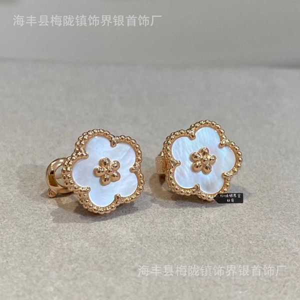 Nouvelles boucles d'oreilles de concepteur de haute qualité Version élevée en or épais électroplate 18k Plum Blossom Clam Sakura Eart Clip Style Dedicated Live Broadcast with Logo Vancelf