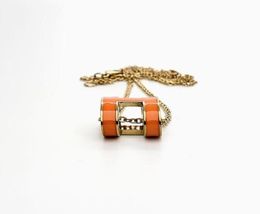 Los nuevos collares con colgante de oro de alta calidad para hombres y mujeres están diseñados por cadenas de regalo de acero inoxidable de diseñadores de moda para mujeres 9802674