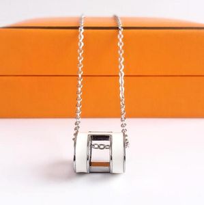 Nieuwe hoogwaardige zilveren brief hanger ketting voor mannen en vrouwen Designer Design 316L roestvrijstalen dames Valentine039S Day1693610