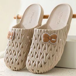 Nuevo hoyo zapatos de verano zapatillas Baotou para mujeres anti -slip lindo casera casual de casas