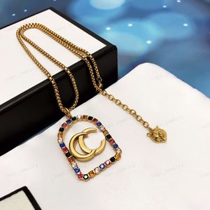 Nouveau collier de créateur chaud, collier pendentif géométrique en cristal coloré Alphabet en laiton doré 14 carats, bijoux de luxe élégants et classiques, cadeaux de haute qualité, vente en gros