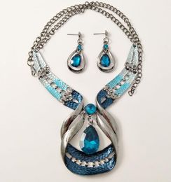 Nieuwe Hot European and American Overdreven Set Chain Fashion Blue Gem Necklace Earrings Set Fashion Classic Elegant