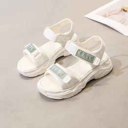Nouvelles sandales de plate-forme chaude pour femme Mode d'été Casual Chunky Sandales Femmes Sports de plein air Plage Blanc Noir Sandales 210426