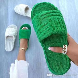 Nouvelles femmes intérieures Pantoufles de fourrure Designer Duffy Soft Furry glissa les appartements épais talons non glissade chaussures dames de luxe serviettes de serviette