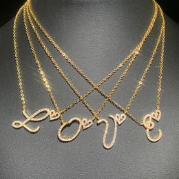 Nouvelles lettres cursives initiales avec des colliers de pendentif cardiaque Iced Out Collier initial Bling CZ Billier de mode pavée Collier