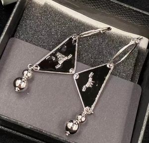 Nouvelles boucles d'oreilles Triangle inversé noir et blanc avec lettres émail rose plein diamant boucles d'oreilles pour hommes et femmes qualité