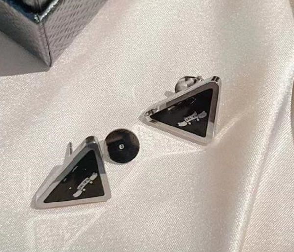 Nuevos pendientes de triángulo invertido blanco y negro con letras esmalte rosa pendientes completos de diamantes para hombres y mujeres Top