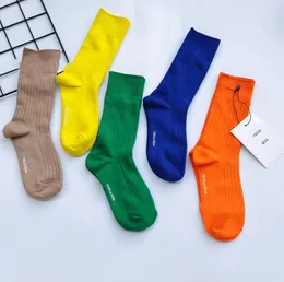 Nieuwe Italiaanse hoogwaardig breed katoen middenhoge buissok gestreepte felle kleur dubbele naald gezonken streep damesmode sokken