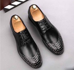 NOUVEAU Designer de luxe italien rivet chaussures habillées en cuir Top en cuir fête de mariage hommes chaussures en daim mode mocassins talon chaussures taille