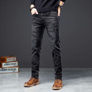 Nieuwe jeans, trendy merk voor de lente en de herfst, zwart borduurwerk, Hot Diamond, elastische slanke pasvorm, lange broek met kleine voeten, heren