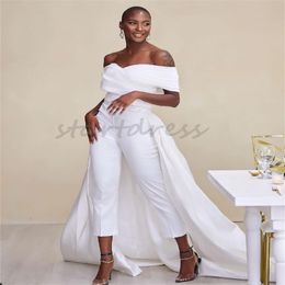 Nieuwe Jumpsuit Trouwjurken Voor Bruid Schouderafhangend Overrok Trein Afrikaanse Nigeria Land Bruidsjurken 2024 Kralen Ruglooze Boho Strand Robe Mariage