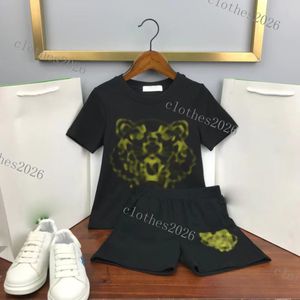 Nieuwe Kinderkleding Sets Boy Girl Baby -tracksuits Pak Letters Print 2pcs Luxe designer T -shirt Korte broek Pakken Chidlren Casual sportkleding Topmodemerk
