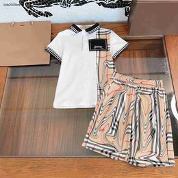 Nieuwe Kids Designer Designer Baby Setuits Boys T-Shirt Set Maat 110-160 cm Khaki Plaid Splicing Polo Shirt en Shorts 24Mar