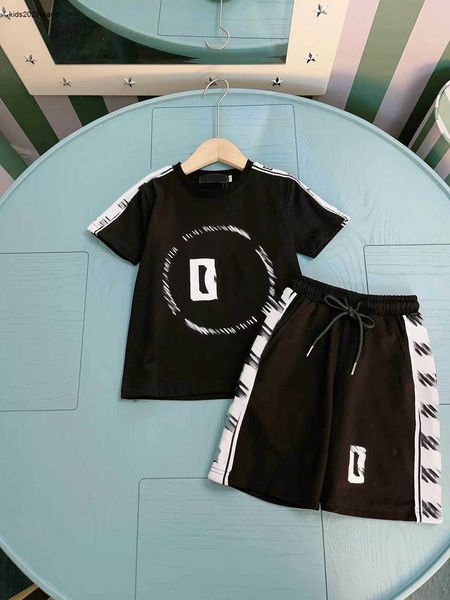 New Kids Designer Clots Child T-shirt Suit Baby Tracksuits Taille 110-160 cm Design d'épissage à manches courtes et shorts 24april