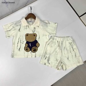 Nieuwe Kids Designer Designer Pluche Doll Bear Patroon Zomer Summer Korte mouwen Pak Babypakken Maat 90-150 CM Polo Shirt en Shorts 24April