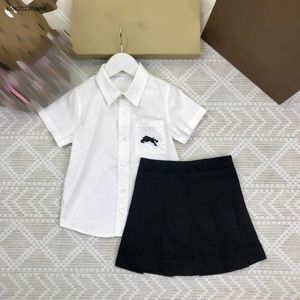 Nieuwe kinderjurksets Geborduurd logo kind trainingspakken babymeisje kleding maat 100-160 wit shirt met korte mouwen en rok 24feb20