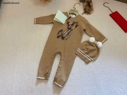 Nouveaux enfants combinaisons designer body pour bébé taille 53-90 né bébé tricoté costume onesie et boule de fourrure blanche décoration chapeau Dec10