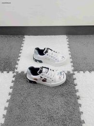 Nouvelles chaussures pour enfants Baskets pour bébés à motif de couronne colorée Taille 26-35 Y compris les boîtes Chaussures de créateur à lacets pour filles et garçons 24Feb20