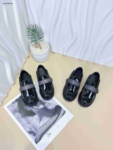 Nieuwe kinderschoenen Glanzend lakleer baby Sneakers Maat 26-35 designer schoenendoos jongens meisjes vrijetijdsschoenen 24Mar
