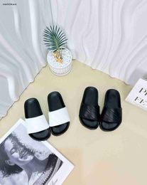 Nouveaux enfants pantoufles été lettre gravure impression chaussures de bébé tailles 26-35 y compris boîte à chaussures designer garçons filles sandales Dec20