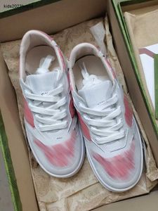 Nieuwe kinderen sneakers rood logo volledige afdruk babyschoenen maat 26-35 hoogwaardige merkverpakkingen meisjes jongensontwerper schoenen 24 mei