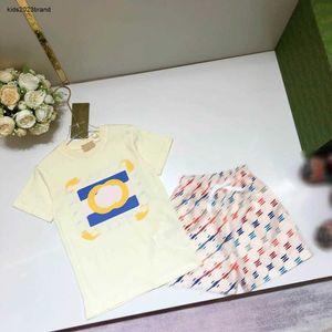 Nuevos chándales para niños con estampado de letras coloridas, traje de manga corta, talla 100-160, ropa para bebés, camisetas para niños y pantalones cortos con forro de malla, 20 de enero