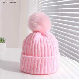 Nieuwe gebreide mutsen jongens meisjes winter warme babymutsen schattige haarbal pasgeboren effen kleur hoed van hoge kwaliteit kindermuts