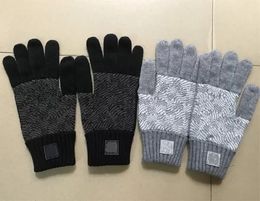 Nouveaux gants tricotés Designer classique Automne Couleur unie Lettre européenne et américaine Couple Mitaines Mode d'hiver Gant à cinq doigts Noir Gris 03