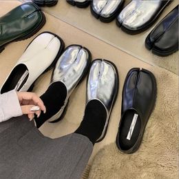 NIEUWE Koreaanse stijl lente zilver Tabi Ninja mocassins ronde split teen ondiepe vrouwen slip op schoenen vrouwelijke casual platform schoenen