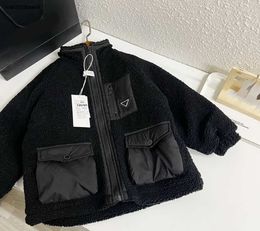 Nouvelle veste de bébé en laine d'agneau designer manteau pour enfants Taille 120-170 Décoration multi-poches vêtements d'hiver pour tout-petits vêtements d'extérieur pour enfants Dec05