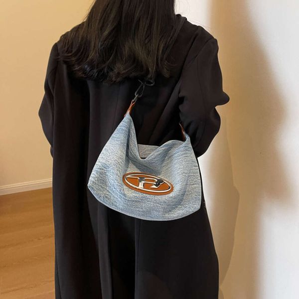 Nuevo bolso de hombro de mezclilla de gran capacidad, bolso cruzado simple y de moda para estudiantes, aula, ocio, bolso de media luna, diseño femenino 2024, moda 78% de descuento en tienda al por mayor