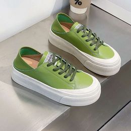 Nouvelle planche en cuir Femmes Summer Casual Génécalité 2024 Matsuda Solide épaisse Sofle Sole polyvalente Super Hot Little White Chaussures Tendance 806