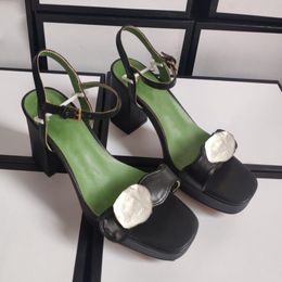 Nouvelles sandales d'été en cuir talon épais chaussures pour femmes de la mode un mot avec plate-forme imperméable talons hauts conception de chaussures formelles pour femmes platfor