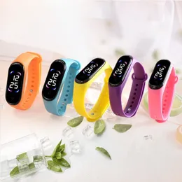 Nouveau concepteur de montre numérique électronique LED Watch Femmes Men Men de montre imperméable Strap de caoutchouc Fashion Classic Sport montre simplicité