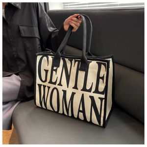 Nouveau sac en toile de transport portatif pour femmes avec lettres de loisirs avec sens avancé, grande capacité pratique, style tendance polyvalent 220306