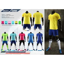 Nieuwe lichte editie Gepersonaliseerde geborduurd pak met korte mouwen voor volwassen voetbaloverhemden en trainingskleding voor kinderen