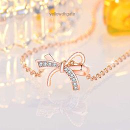 Nouveau design de luxe léger Bow creux collier Femmes Ins Ins Simple et polyvalent diamant incrusté chaîne de clavicules
