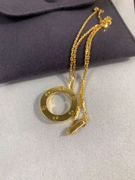 Nouveau collier rond d'amour en acier titane de luxe léger ne se décolore pas, la couleur n'est pas facile au tempérament allergique avec une chaîne de clavicule à manchette classique