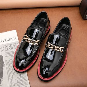 Mocasines nuevos para hombre, zapatos de PU de tacón bajo con cadena metálica decorativa, zapatos informales de negocios para hombre, talla grande 38-48
