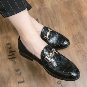 Nieuwe Loafers Heren Schoenen PU Effen Kleur Mode Klassieke Krokodil Patroon Metalen Decoratie Business Leisure Bruiloft Jurk Schoenen