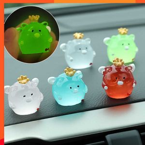 Nouveau lumineux mignon couronne cochon décoration voiture tableau de bord résine ornements Mini cochon nuit Fluorescence décor Auto intérieur accessoires