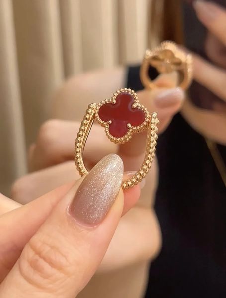 NUEVA Marca de Lujo Anillos de Racimo Vintage Motivos de Van Diseñador Giratorio Anillo de flores de doble cara Chapado en oro de 18 k Anillo con dije de trébol de cuatro hojas rojo para mujer Regalo de fiesta Cleef