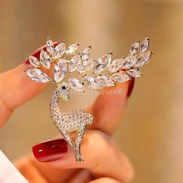 Nouvelle broche de luxe Elk cerf broches pour femmes Animal broche accessoires broche Cardigan châle boucle pull broche bijoux cadeaux
