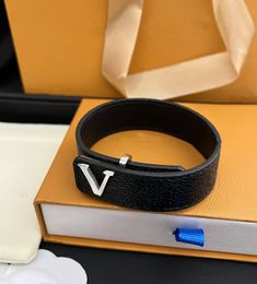 Nouveau bracelet à breloques de luxe Bracelet en cuir de créateur Bijoux pour femmes Cadeaux de Noël et de la Saint-Valentin Accessoires très à la mode