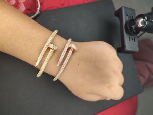 Nieuwe luxe klassieke Gold Sliver nagelarmband Designer armbanden mode unisex manchet armband voor vrouwen meisje elegante mode eenvoudige glanzende damesfeest vrouwelijk sieraden