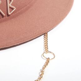 Nouvelle lettre de luxe Desige Fedora Hat pour femmes décor de chaîne métal