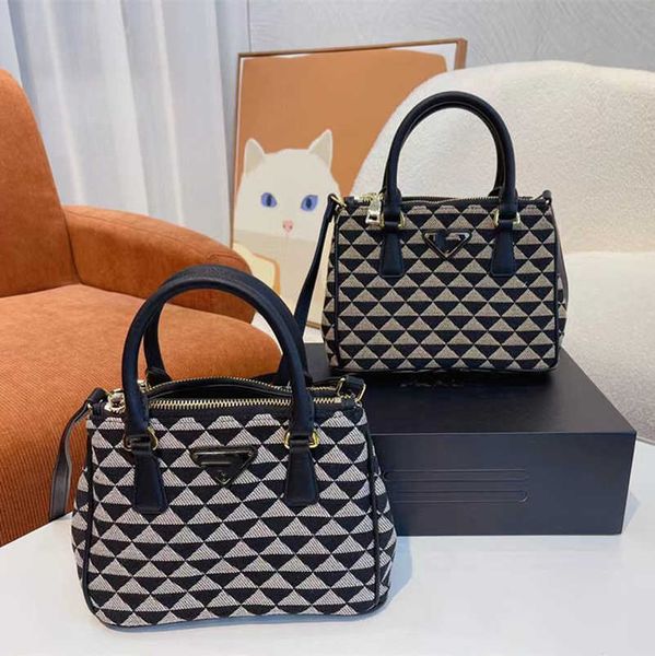 Nouveau Designer de luxe 2023 Ventes directes d'usine de haute qualité Original Standard 1 Véritable série Galleria Killer Triangle inversé Sac à main Sac à bandoulière unique pour femme